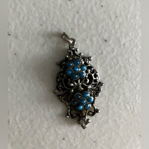 Silver-like metal 3 dimension pendant with blue beads